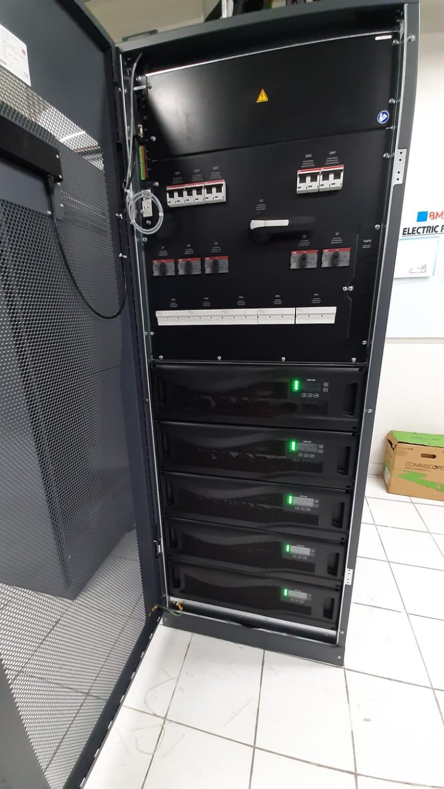 Instalasi UPS modular Centiel dengan module terpasang di kabinet