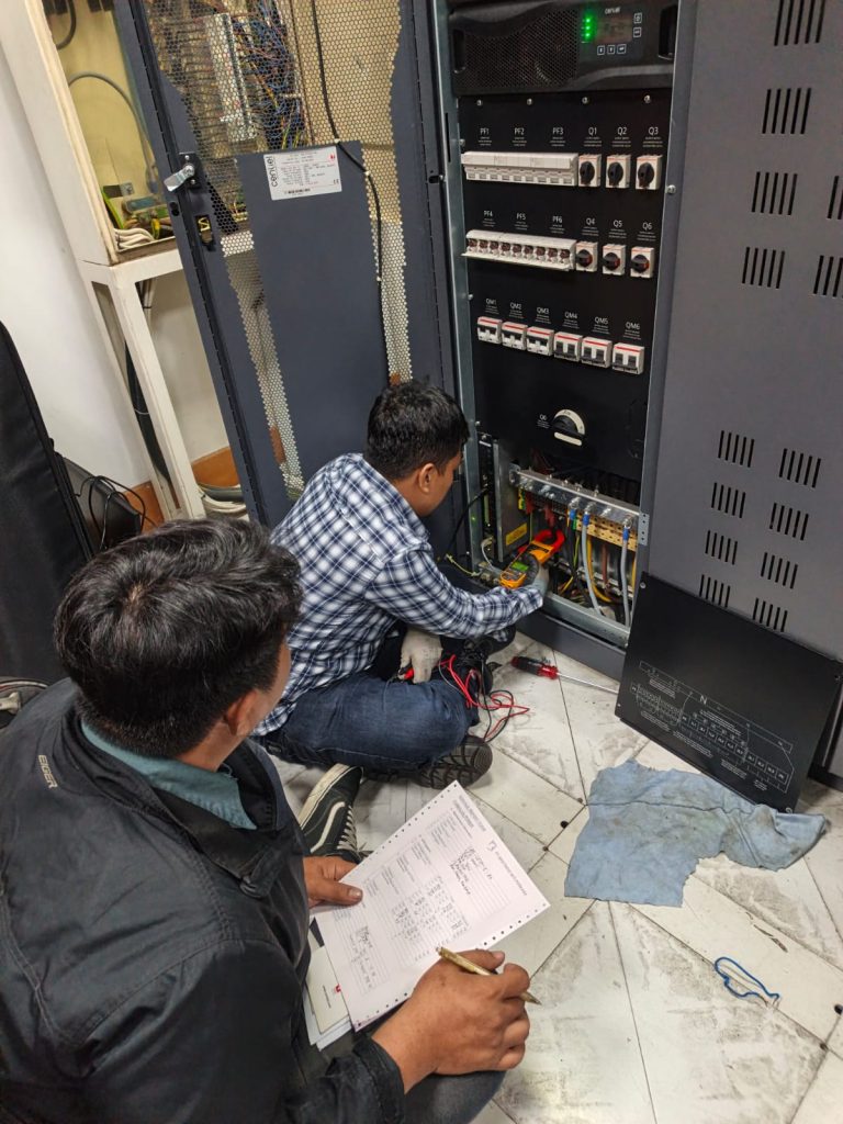 Instalasi UPS Centiel oleh teknisi bersertifikat