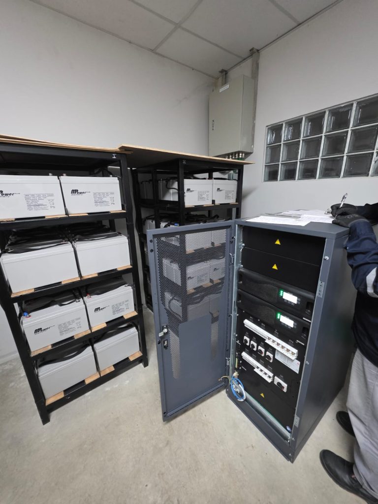 Instalasi battery UPS MPower pada rak bersama UPS Centiel
